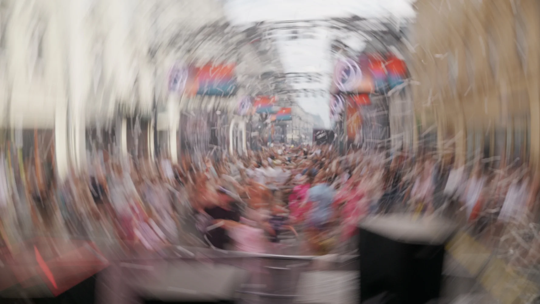 zdjęcie przedstawiające festiwal muzyczny uliczny wykonane filtrem Marumi VARI ND2.5-500 Super DHG